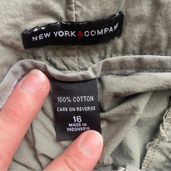 New York & Company Cargo Capris - Picture 3 of 3